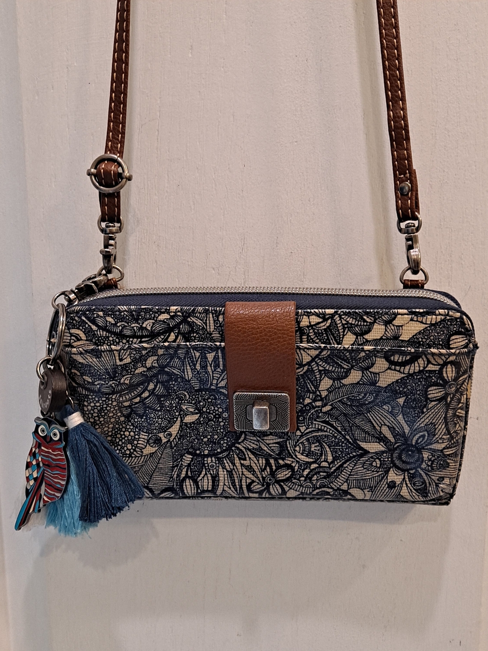 Sakroots Navy Cream Artist Circle Floral Navy Spirit Desert Phone Clutch Wallet